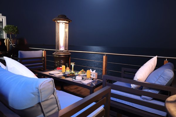 What is the optimal layout for a kitchen in a Michelin-starred restaurant?